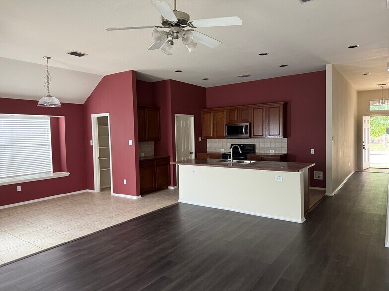 Building Photo - 400 Angler Dr
