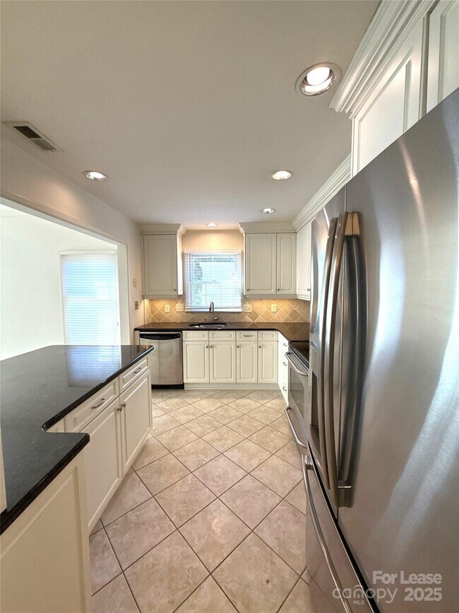 Building Photo - 1016 Queens Rd