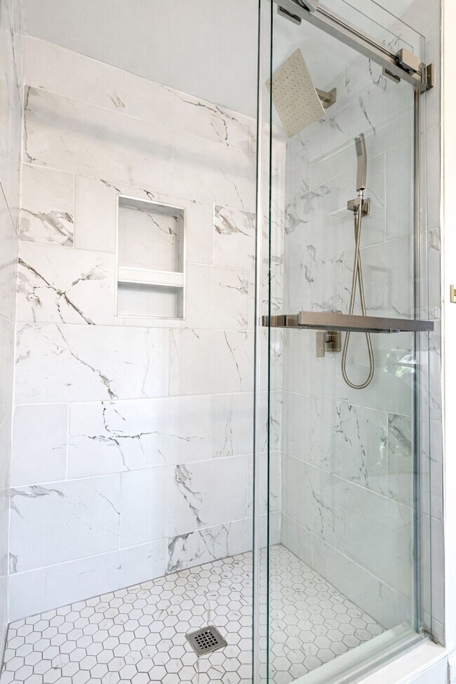 Building Photo - 7601 Bedfordshire Dr