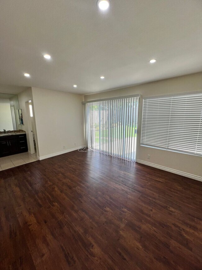 Building Photo - Camarillo - Four bedroom, 2.5 bathroom, plus loft