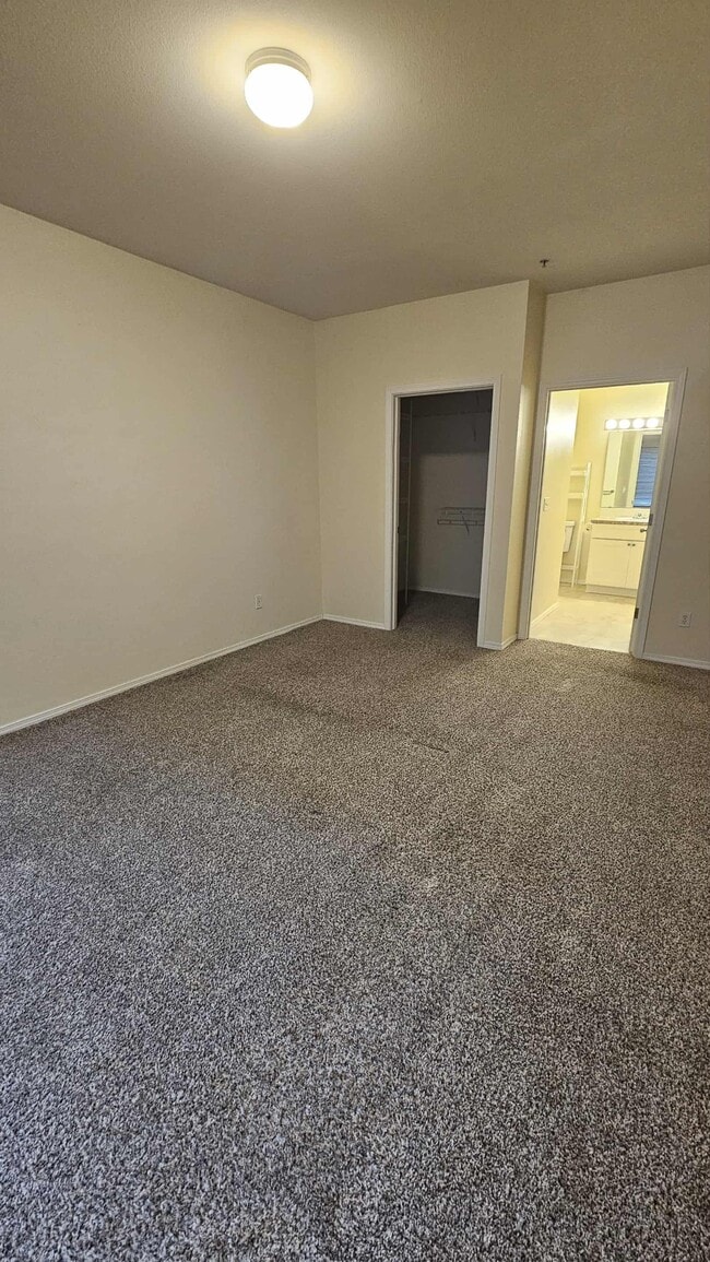 Building Photo - 2127 Hammond Ave