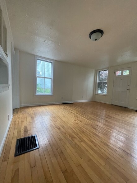 Dining room - 13 Center St