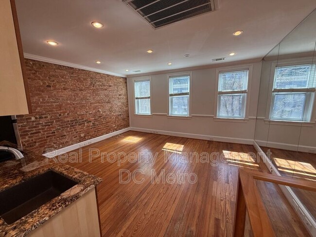 Building Photo - 2131 Newport Pl NW