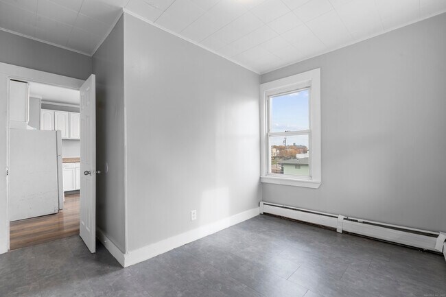 Building Photo - 14 Crown St