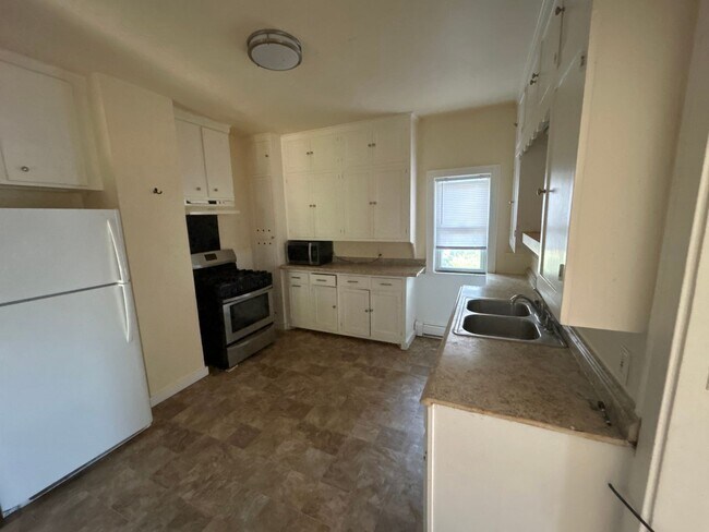 Building Photo - 526 Winslow Ave