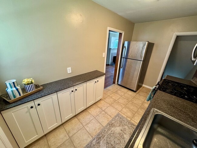 Building Photo - 2 Bedroom - Grandview Area