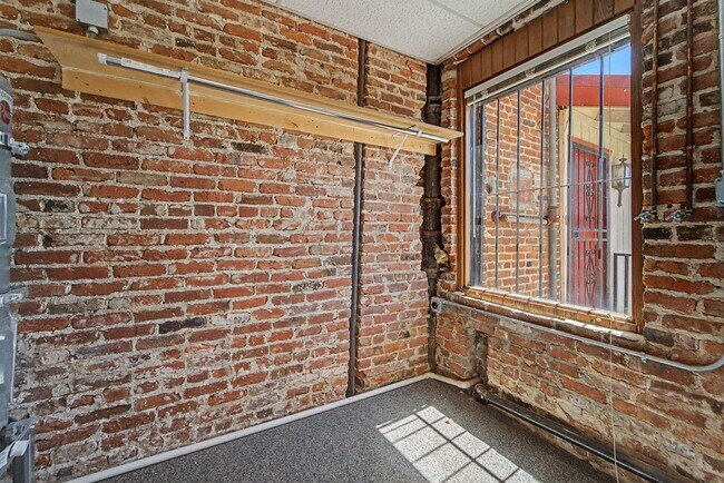Building Photo - 1113