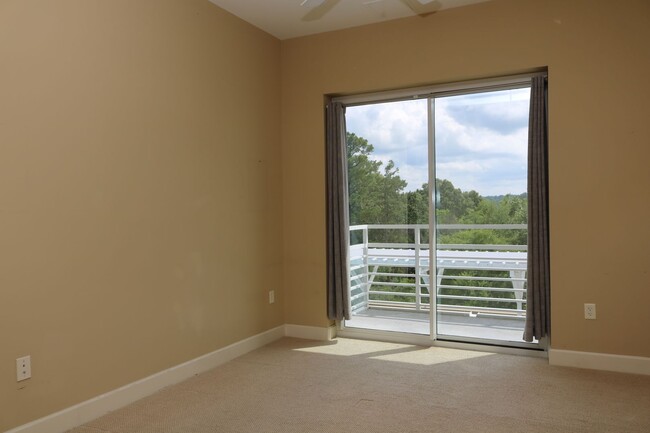 Building Photo - Wonderful Upscale condo loft apartment available for the best in convenient living.