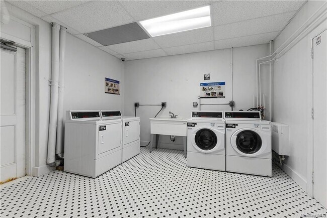 Building Photo - 633 Old Post Rd