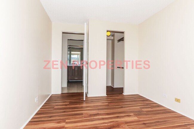Building Photo - 2 bedroom, 1 bath unit with 1 parking stal...