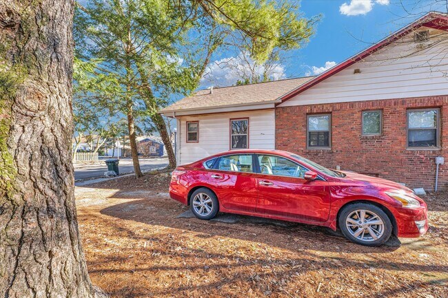 Building Photo - 907 E California Ave