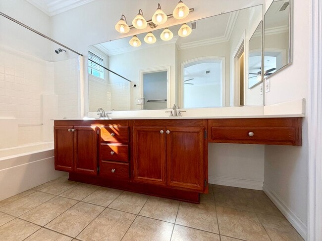 Building Photo - 3 be 2 bath Beautifully Updated Home in Gated Community