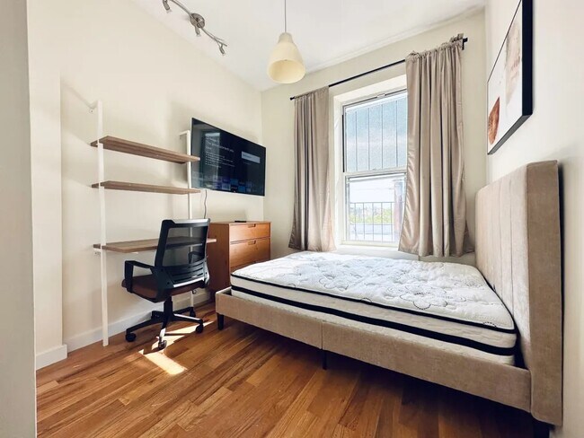 Building Photo - Furnished room/NOT APARTMENT