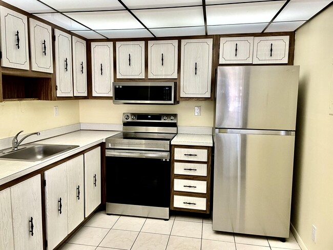 Building Photo - 816 Normandy Q
