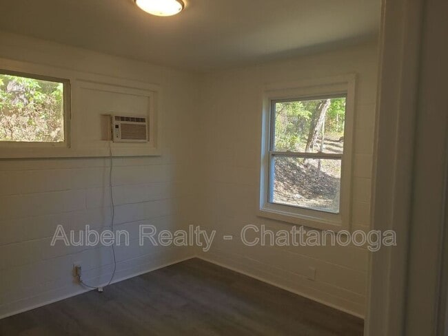 Building Photo - 715 Lupton Dr