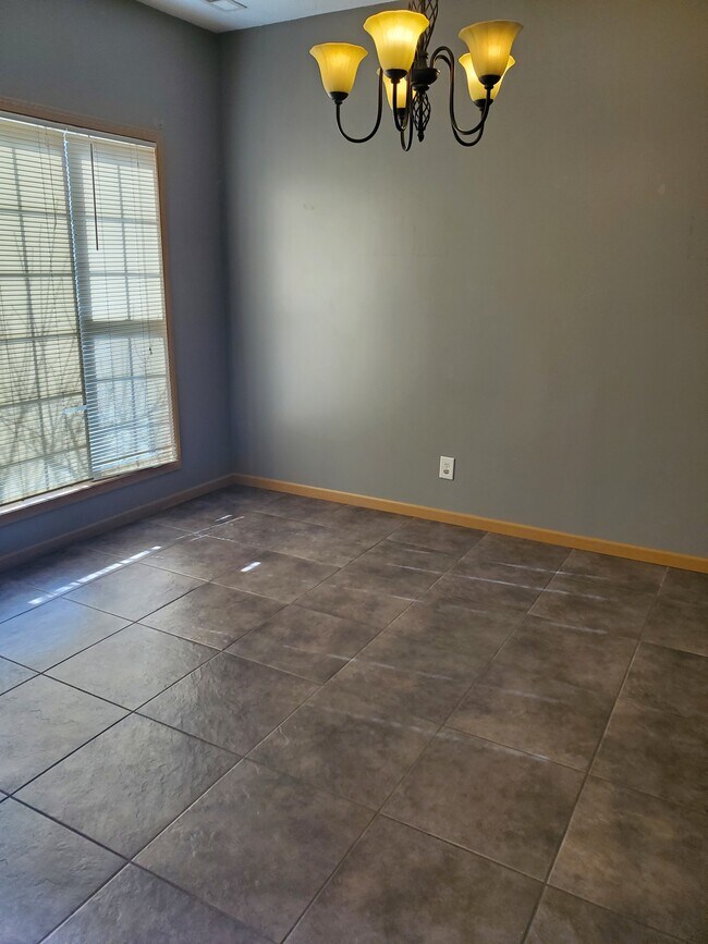 Building Photo - 2923 Lilly Dr