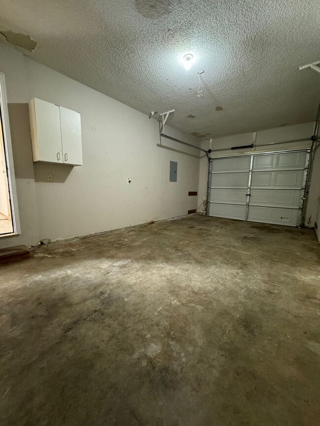 Building Photo - 2 Bed | 1 Bath | 1 Car Garage! 900 sqft ho...