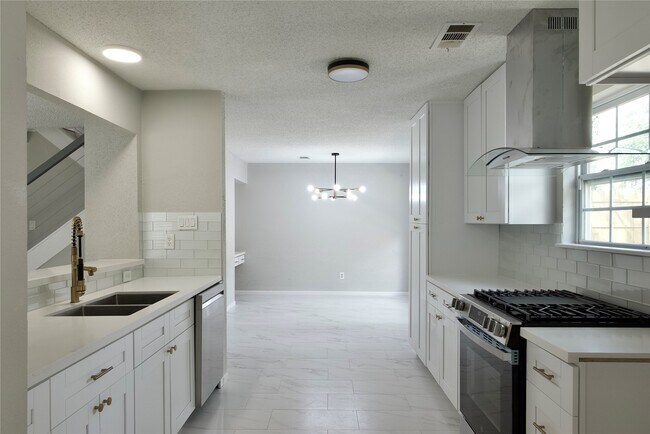 Building Photo - 5111 Pinewilde Dr