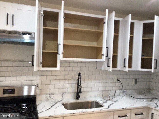 Building Photo - 1715 W Lexington St