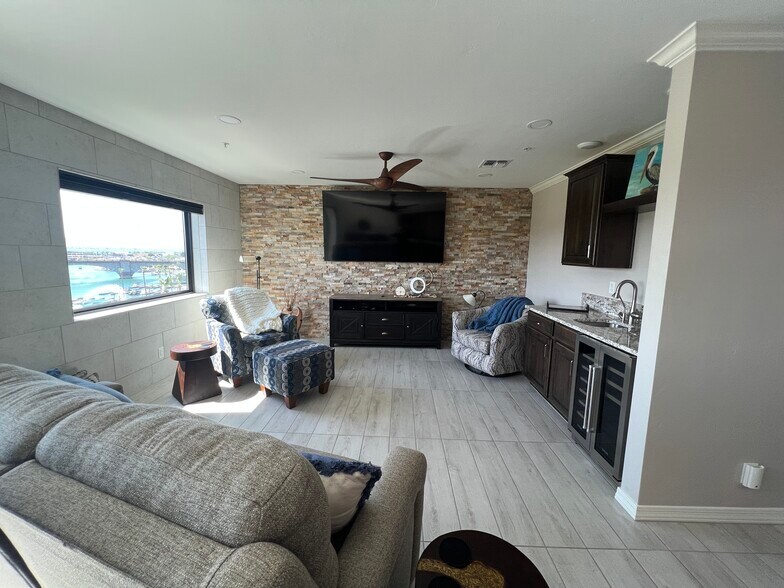 ADDITIONAL SWIVEL CHAIRS - 777 Harrah Way