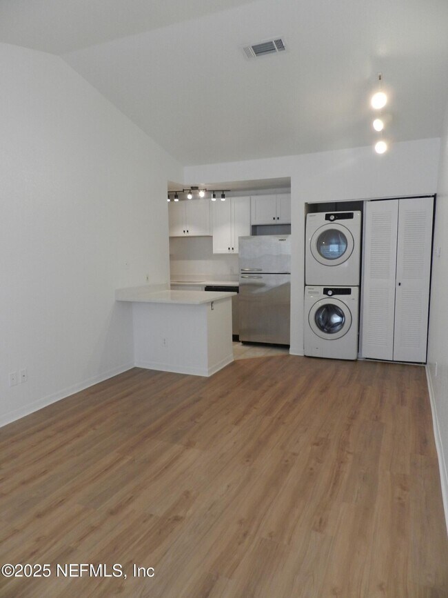 Building Photo - 13703 Richmond Park Dr N