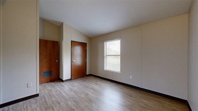Building Photo - 5585 Straub Rd