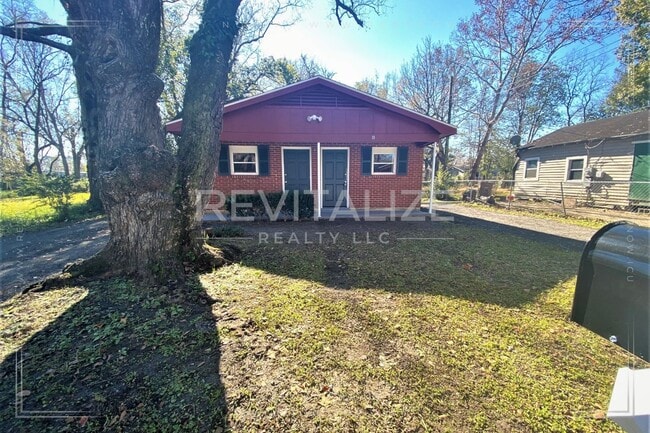 Building Photo - Renovated 1 Bedroom 1 Bath DUPLEX! **Plus a FREE 50" Smart TV!**