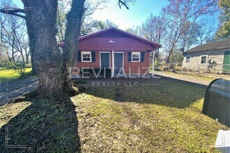 Building Photo - Renovated 1 Bedroom 1 Bath DUPLEX!