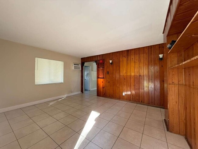 Building Photo - Large 4-1 house