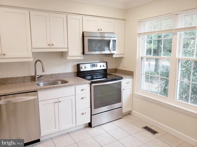 Building Photo - 5771 Heritage Hill Dr