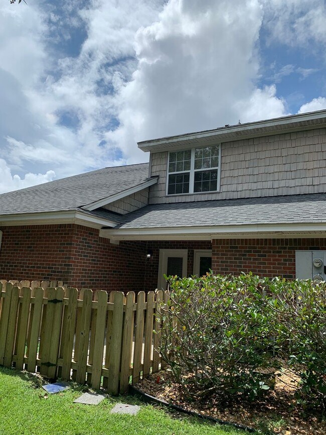 Building Photo - 2 Bedroom 1.5 Bath Townhome in Pleasant Gr...