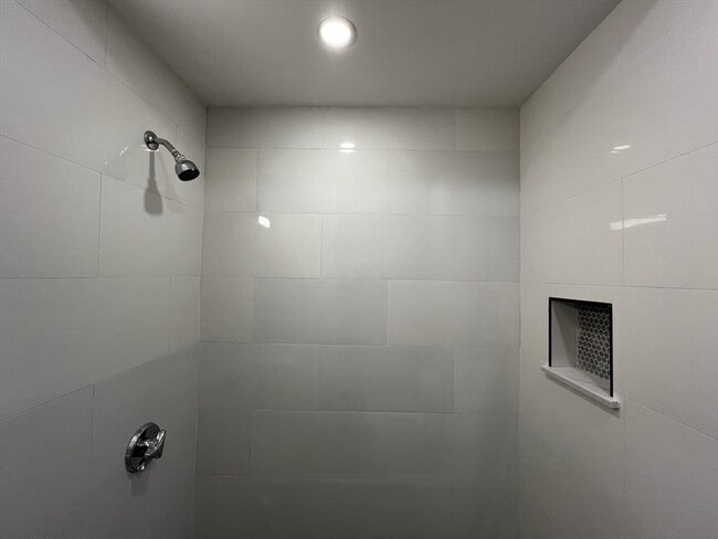 Building Photo - 158 Holland St