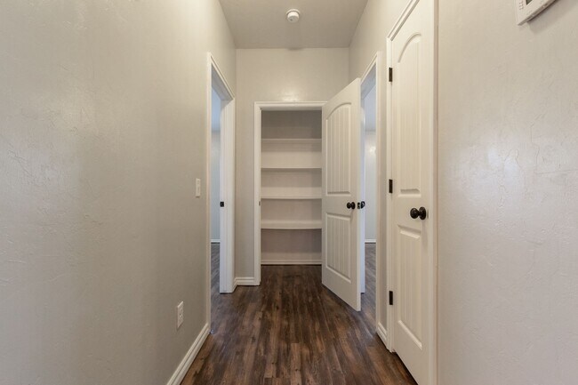 Building Photo - Lakeside Retreat - Newly Remodeled 3-Bedro...