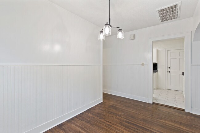 Building Photo - 1304 S Oswego Ave