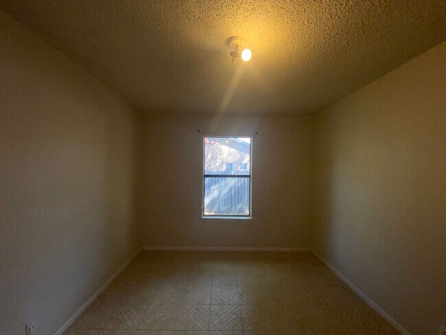 Building Photo - Near Downtown and PORT SA, BOEING CENTER T...