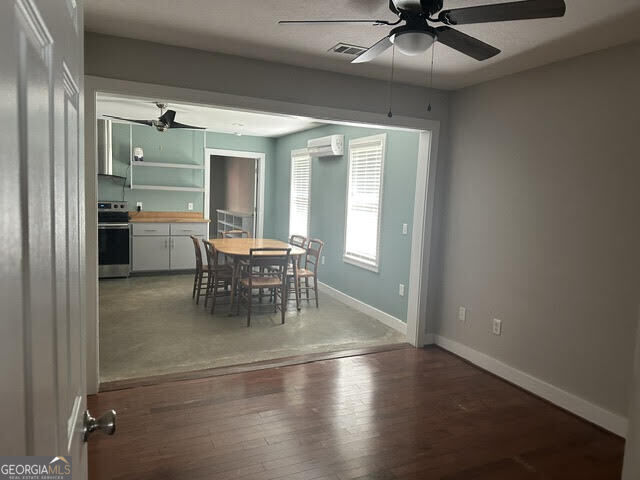 Building Photo - 527 Acorn Ln