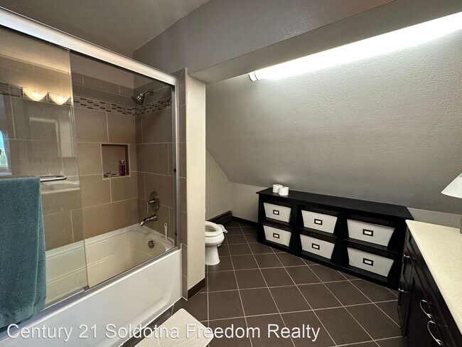 Building Photo - 4 br, 2.5 bath House - 1500 Barabara Drive