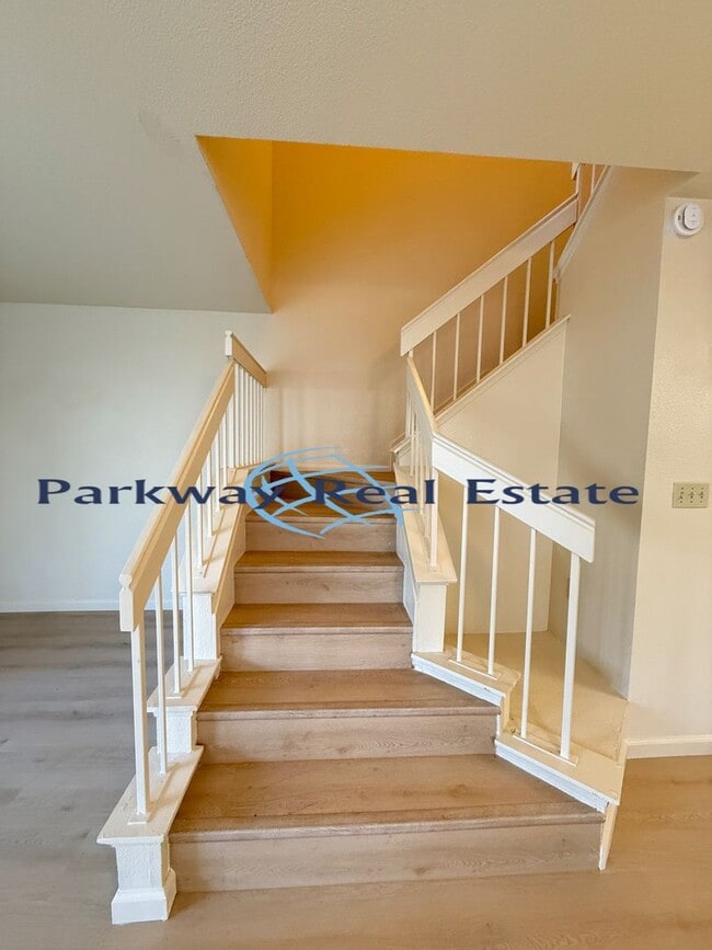 Building Photo - 2 Bedroom Townhome