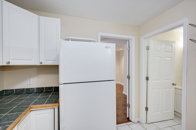 Building Photo - 1 Bedroom Apartment Downtown
