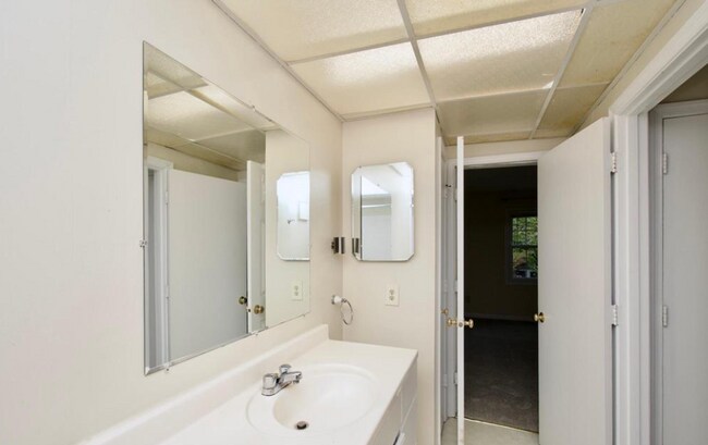 Building Photo - Charming 1-Bedroom Condo in Sought-After Cardinal Forest!