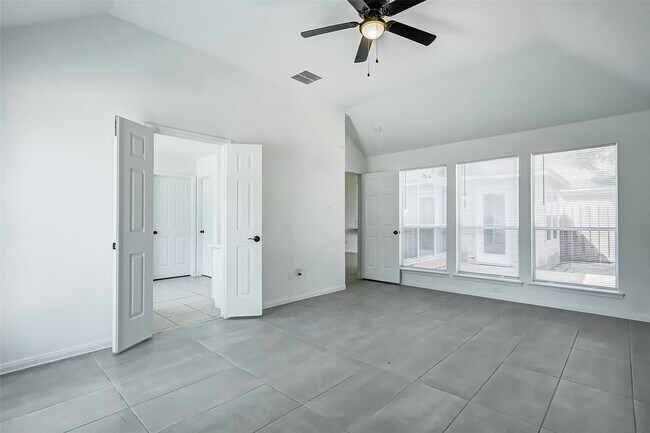 Building Photo - 15806 Land View Dr