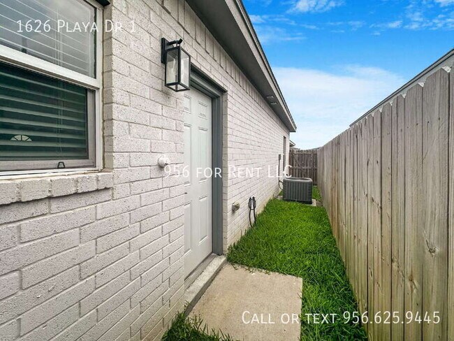Building Photo - 1626 Playa Dr