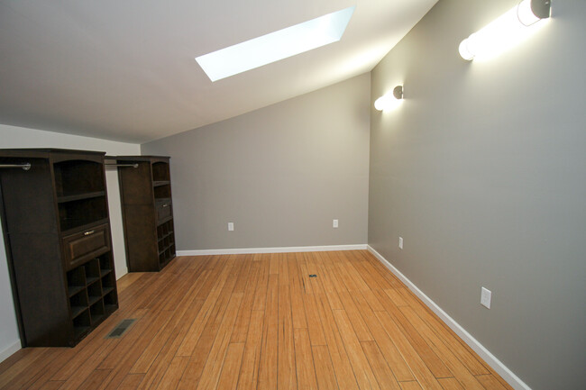 Building Photo - 1231 Hull St
