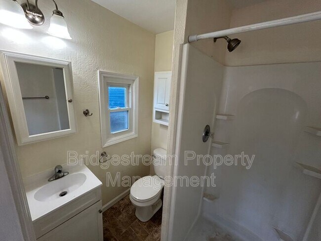 Building Photo - 434 S Mulberry St