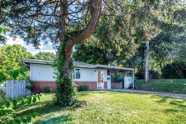 Building Photo - 212 Lakeside Dr