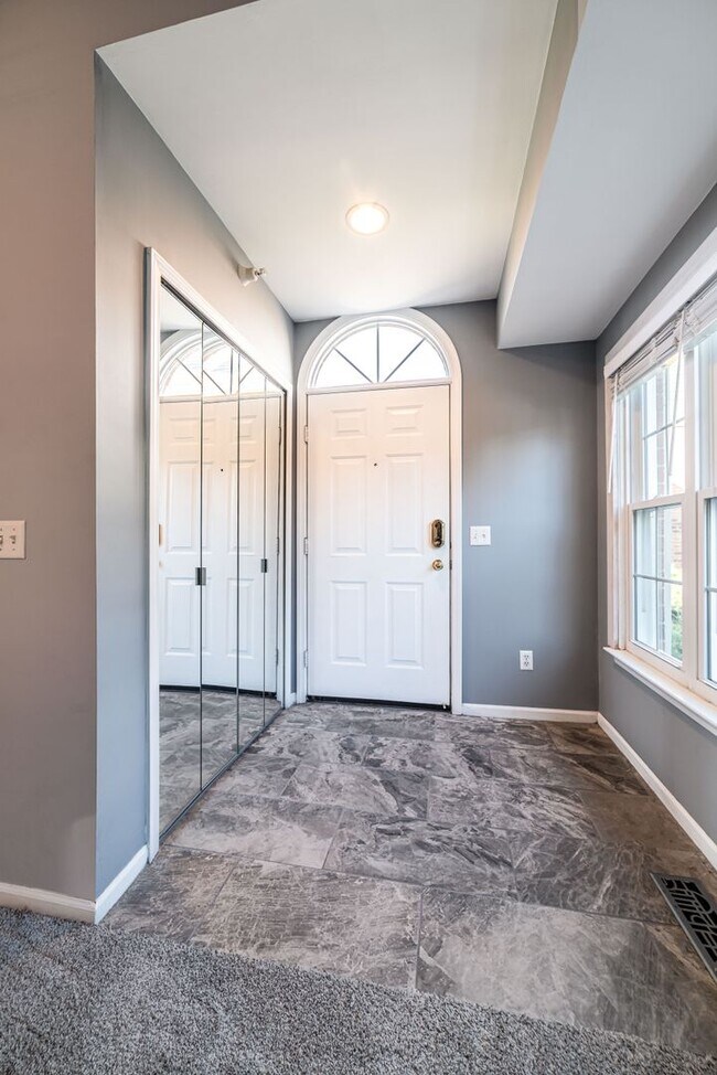 Building Photo - $1975 - Beautiful 2 Bedroom Condo with 2 bathrooms