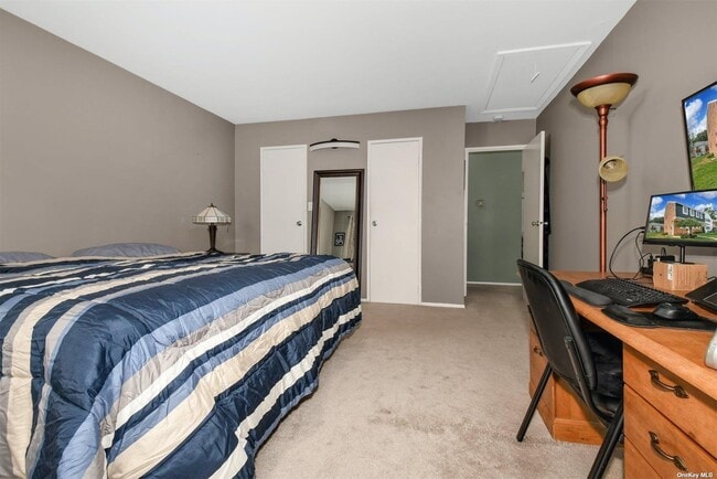 Building Photo - 451 Village Dr