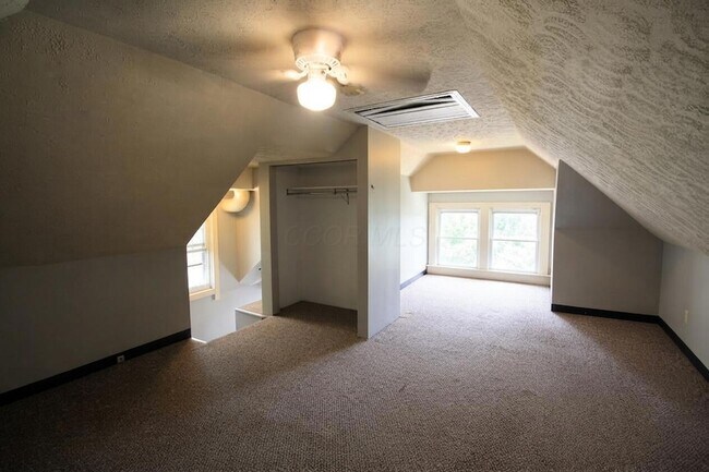 Building Photo - 142 E Northwood Ave
