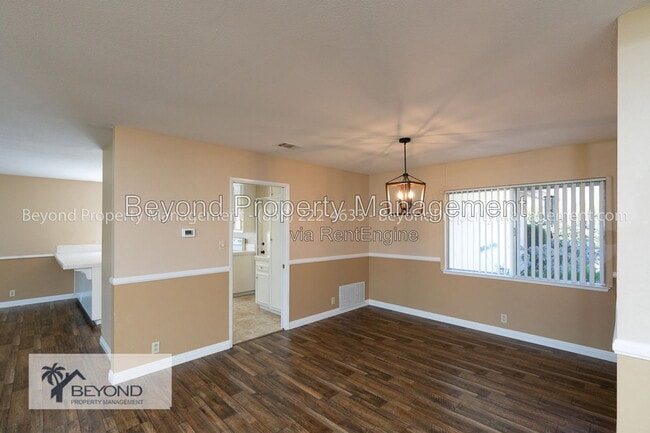 Building Photo - 902 La Sombra Dr