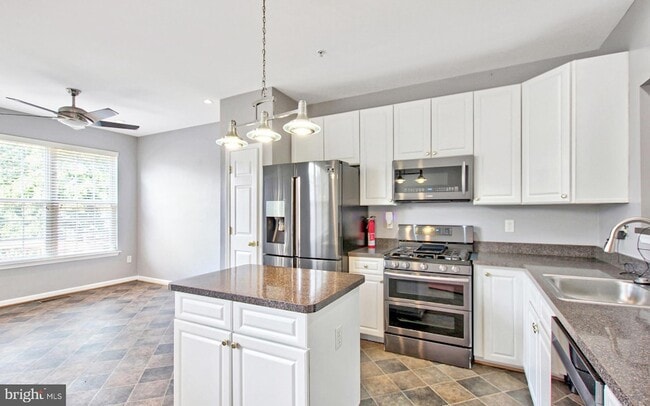 Building Photo - 9902 Woodview Dr